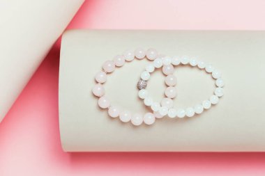 Pembe arka planda gül kuvars yarı değerli bilezik