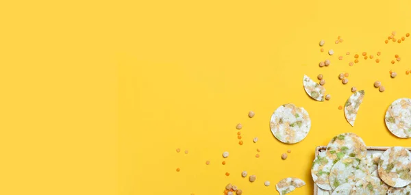Вегетаріанські Чіпси Сочевиця Жовтому Фоні Вид Зверху Концепція Здорового Харчування — стокове фото