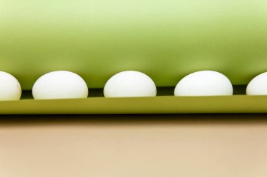 Beyaz yumurtalı yaratıcı Paskalya bej ve pembe arka plan. Paskalya tatili minimum konsept.