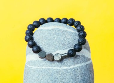 Kaplan gözlü, kafataslı, yarı değerli bilezik. Erkeklerin vahşi aksesuar konsepti.