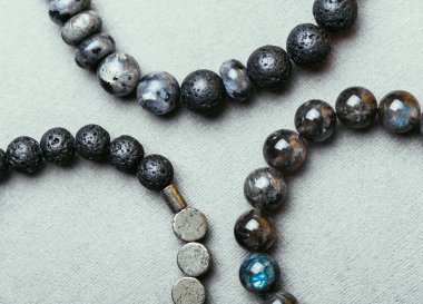 Kaplan gözlü, kafataslı, yarı değerli bilezik. Erkeklerin vahşi aksesuar konsepti.