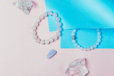 Pembe arka planda gül kuvars yarı değerli bilezik. Yaratıcı bijouterie konsepti.