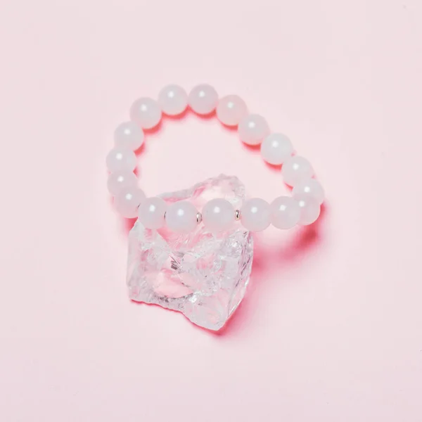 Roze Kwarts Halfedelstenen Armband Een Roze Achtergrond Creatief Bijouterieconcept — Stockfoto