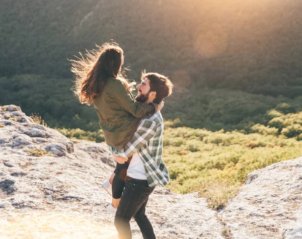 Unga Vackra Paret Går Utanför Den Vackra Solnedgången Perfekta Romantiska — Stockfoto