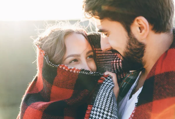 Unga Vackra Paret Går Utanför Den Vackra Solnedgången Perfekta Romantiska — Stockfoto
