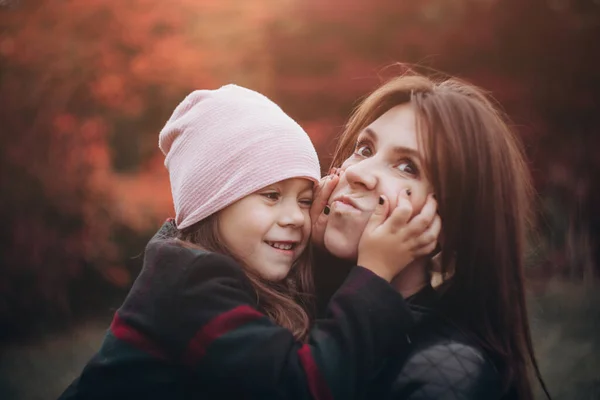 Schöne Mutter Und Tochter Umarmen Sich Herbstlichen Wald Glückliches Familienfoto — Stockfoto