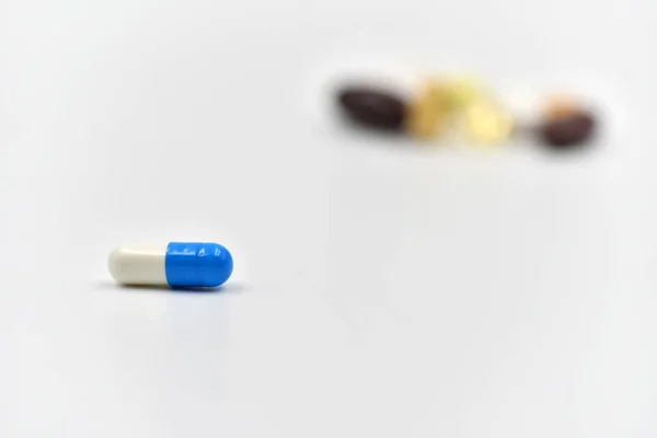 Medikamentenpillen isoliert — Stockfoto
