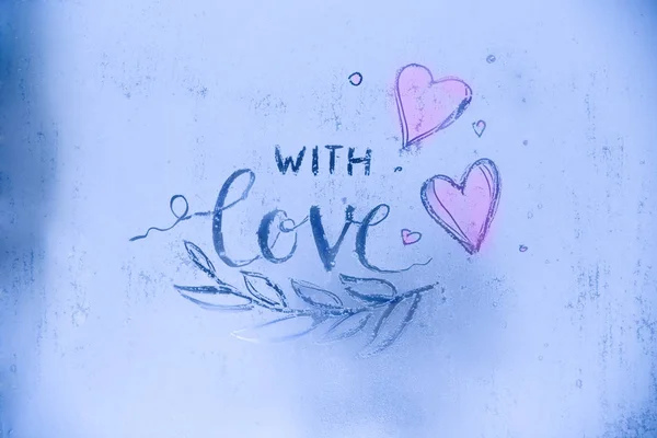 Med kärlek - en vacker inskription på frostiga glas — Stockfoto