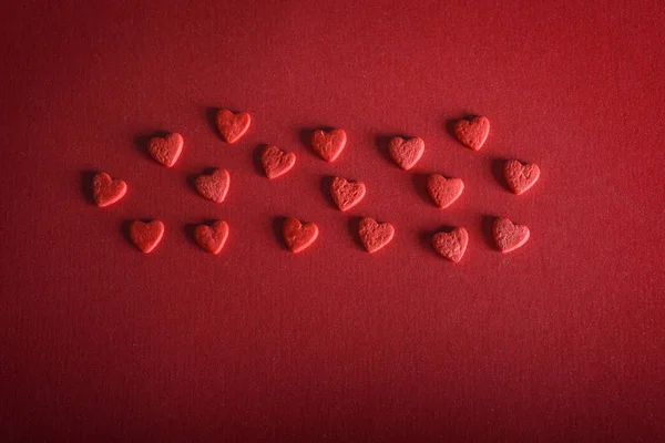 Romantikus szívek piros háttérre. A koncepció a Valentin-nap. Dekoratív kártya — Stock Fotó