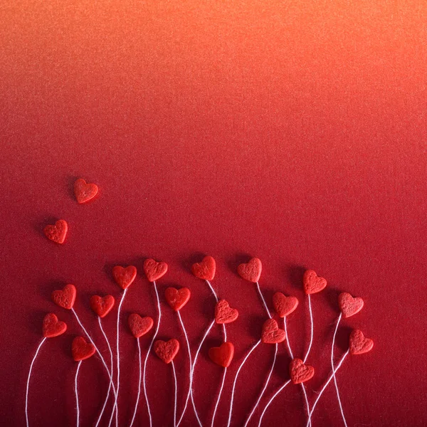 Romantikus szívek piros háttérre. A koncepció a Valentin-nap. Dekoratív kártya — Stock Fotó
