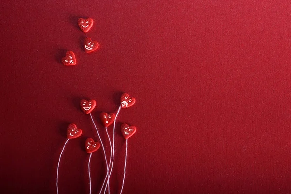 Romantikus szív mosolyog, piros háttér. A koncepció a Valentin-nap. Dekoratív kártya a szerelemről — Stock Fotó