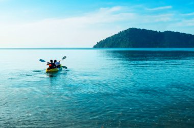 Şafakta sakin denizde kayık. Turistler sahil, Koh Chang kapalı, Tayland Kayak gitmek