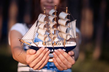 Kızlar elinde beyaz yelkenleri ile güzel yelkenli