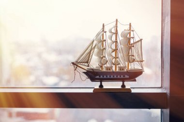 Bir yelkenli gemi modeli misted bir pencere üzerinde duruyor. Seyahat kavramı. Bir tatil hayalleri.