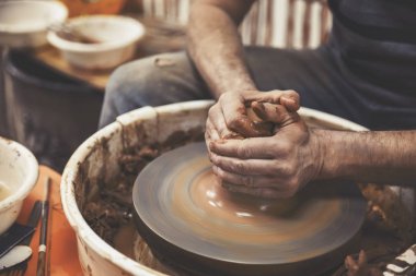 Bir seramik sanatçısı - Çömlekçilik direksiyonda hayatında bir gün.