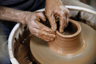 Çanak çömlek. Asıl potters direksiyonda üreten bir gemi kil