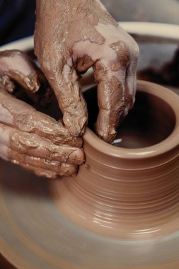 Çanak çömlek. Asıl potters direksiyonda üreten bir gemi kil