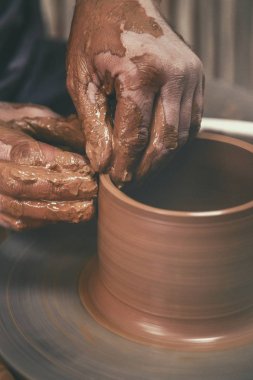 Çanak çömlek. Asıl potters direksiyonda üreten bir gemi kil