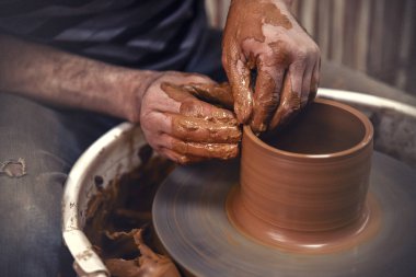 Çanak çömlek. Asıl potters direksiyonda üreten bir gemi kil