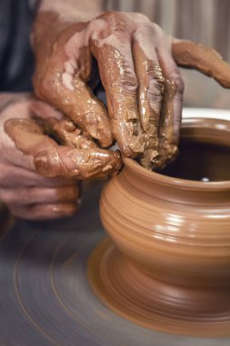 Çanak çömlek. Asıl potters direksiyonda üreten bir gemi kil