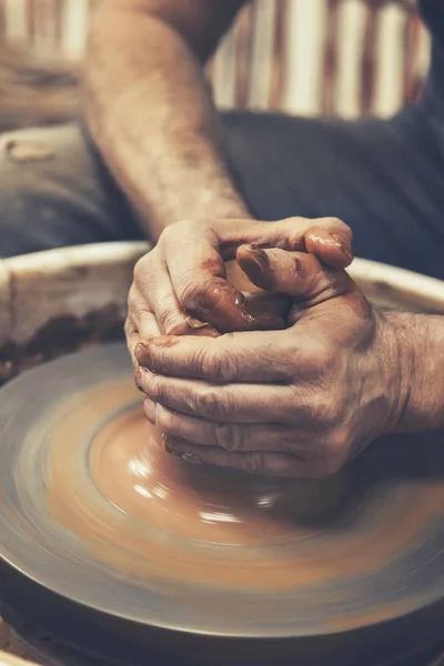 Pottery. The master at the potters wheel, produces a vessel of clay — Stock Photo, Image