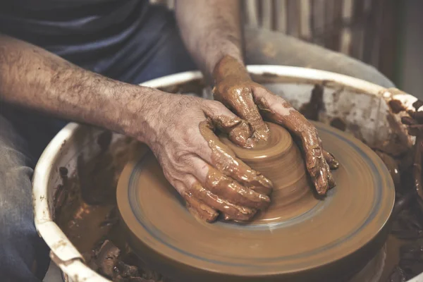 Çanak çömlek. Asıl potters direksiyonda üreten bir gemi kil