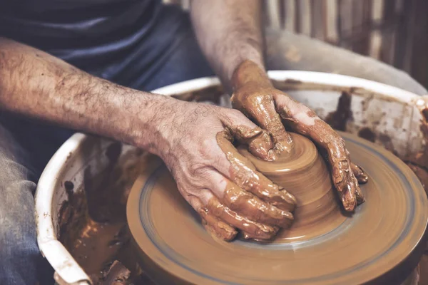 Un día en la vida de un artista de cerámica - al volante de la cerámica . — Foto de Stock