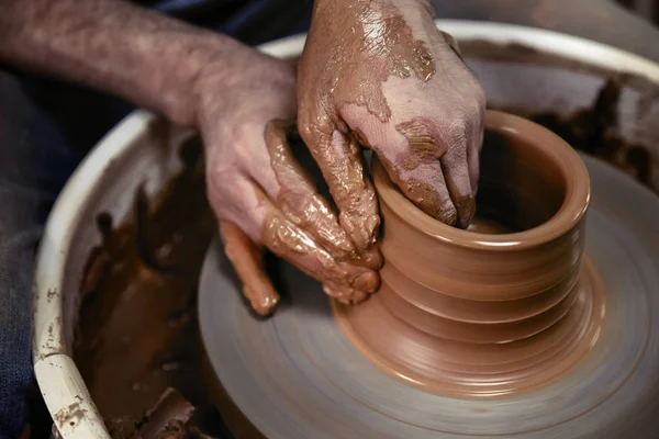 Ceramiche. Il maestro alla ruota dei vasai, produce un vaso di argilla — Foto Stock