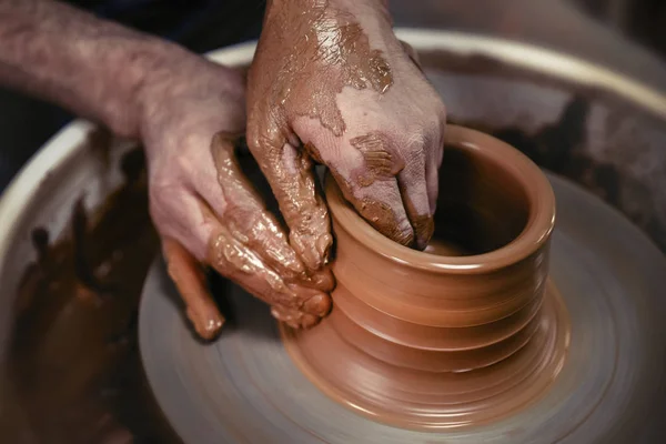 Un día en la vida de un artista de cerámica - al volante de la cerámica . — Foto de Stock