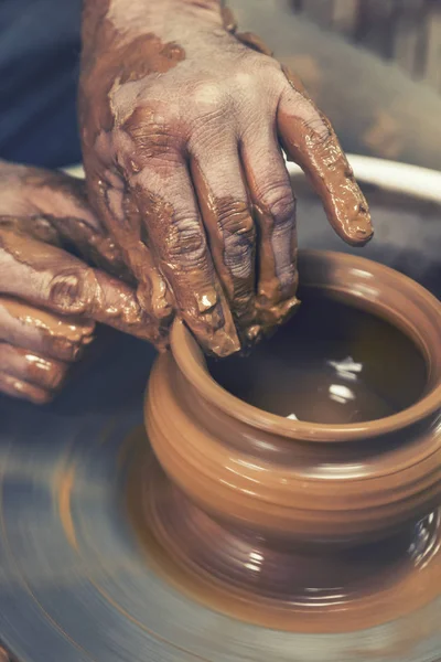 Ceramiche. Il maestro alla ruota dei vasai, produce un vaso di argilla — Foto Stock