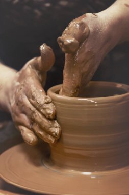 Çanak çömlek. Potter's tekerlek ustayı üreten bir gemi kil