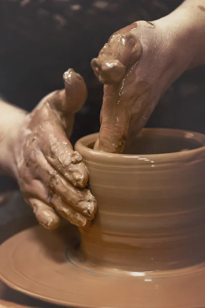 Cerámica. El maestro al volante del alfarero, produce una vasija de barro — Foto de Stock