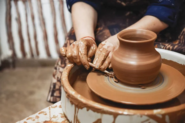 Cerâmica. O mestre na roda do oleiro produz um vaso de barro, subcotando a forma . — Fotografia de Stock