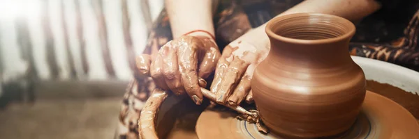 Cerámica. El maestro en la rueda del alfarero produce un recipiente de arcilla, socavando la forma . —  Fotos de Stock