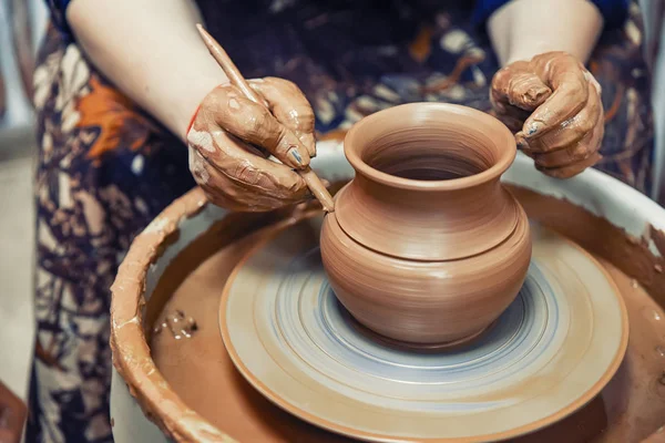 Cerámica. El maestro al volante del alfarero produce una vasija de barro, decorando . — Foto de Stock