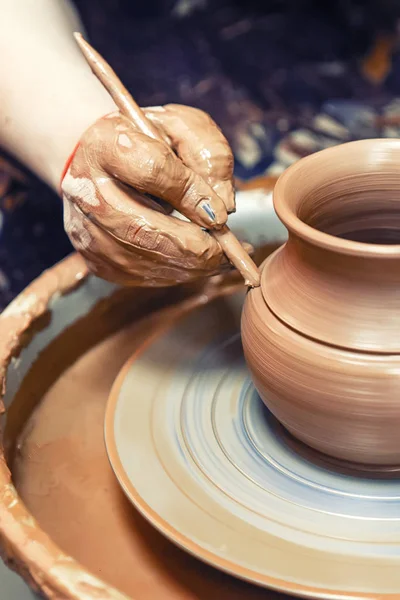 Cerámica. El maestro al volante del alfarero produce una vasija de barro, decorando . — Foto de Stock