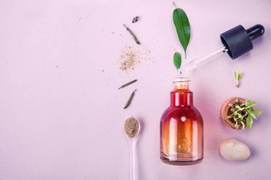 En az tarzı. Doğal kozmetik, el yapımı cilt ve vücut bakımı. Turuncu şişe ile peep ve tesisleri. Düz yatıyordu