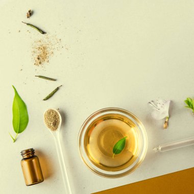 En az tarzı. Bir fincan, doğal yağ, bir pipet, bitkisel maddeler. Doğal kozmetik, el yapımı Cilt Bakımı. Düz yatıyordu