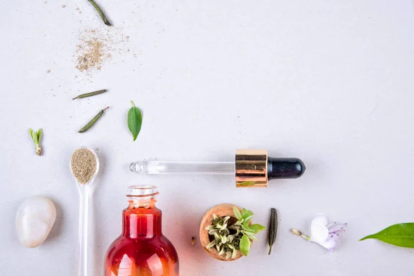 Minimal style. Natural cosmetics, handmade skin and body care. Orange bottle with peep and plants. Flat lay — Stock Photo, Image