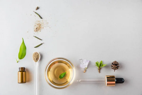 Minimal style. A cup, natural oil, a pipette, vegetable ingredients. Natural cosmetics, handmade skin care. Flat lay — Stock Photo, Image