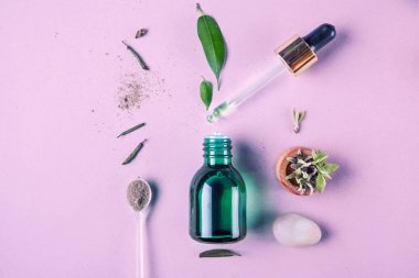 En az stil. Bitkisel özü, esans bir pipet ile bir şişe içinde. Genç olmak kavramı. Düz yatıyordu.