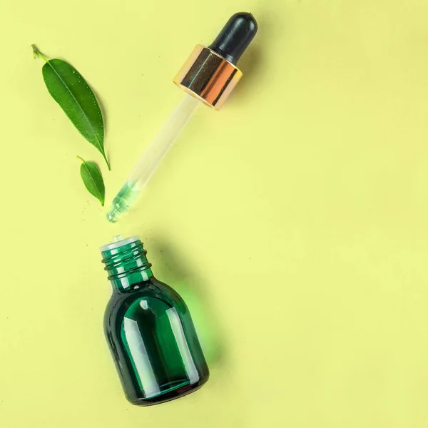 The minimal style. Vegetable extract, essential oil in a vial with pipette. The concept of natural cosmetics. Flat lay. — Stock Photo, Image