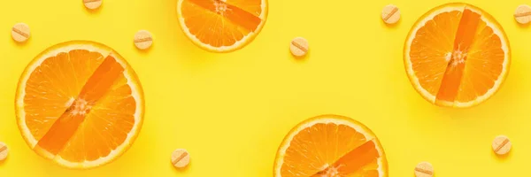 Composição de fundo de verão criativo com fatias de laranja e Vinamin C, pílulas em um fundo amarelo. Conceito mínimo — Fotografia de Stock