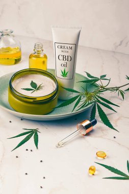 Hafif mermer bir arka planda turkuaz bir plaka üzerinde kozmetik Cbd yağı. Uzayı kopyala, maketle.