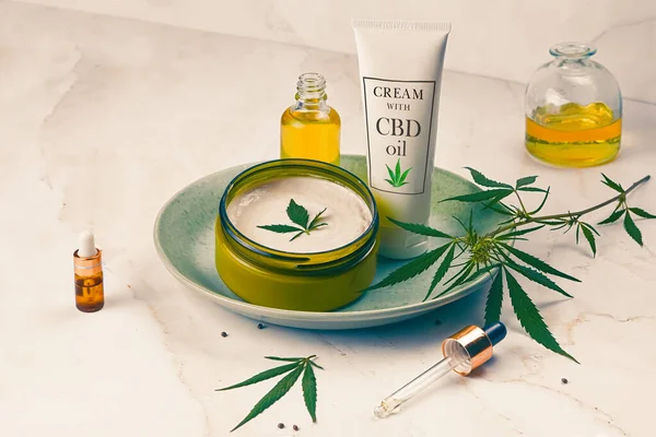 Minyak CBD kosmetik pada piring pirus pada latar belakang marmer ringan. Salin ruang, mockup . — Stok Foto