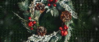 Yeşil örülmüş arka planda çam çelengi ve Noel dekoru. Düz yatıyordu
