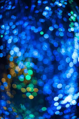 Siyah arkaplanda ışıldayan ışıltı 2020 yılının mavi rengi