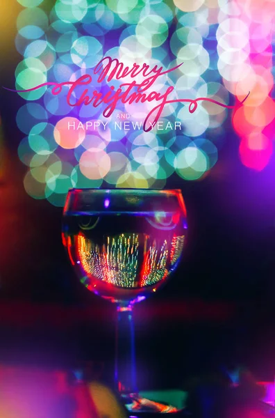 Fundo de férias. Um copo de vinho, champanhe em um fundo de bokeh multicolorido brilhante. O conceito de uma festa solene, parabéns — Fotografia de Stock