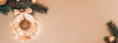 Noel ve Yeni Yıl tatili geçmişi. Xmas tebrik kartı. Altın Noel süsü. Uzayı kopyala Noel. Banner Flat yatıyordu