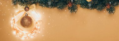Noel ve Yeni Yıl tatili geçmişi. Xmas tebrik kartı. Altın Noel süsü. Uzayı kopyala Noel. Banner Flat yatıyordu